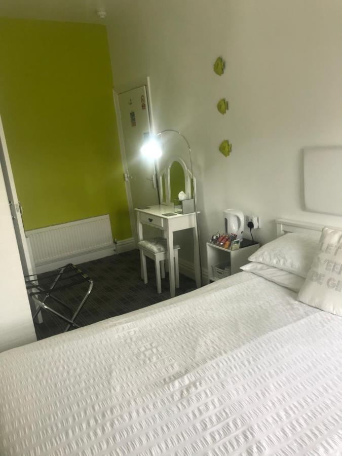 Number 40 - No Multiple Room Bookings Blackpool Buitenkant foto